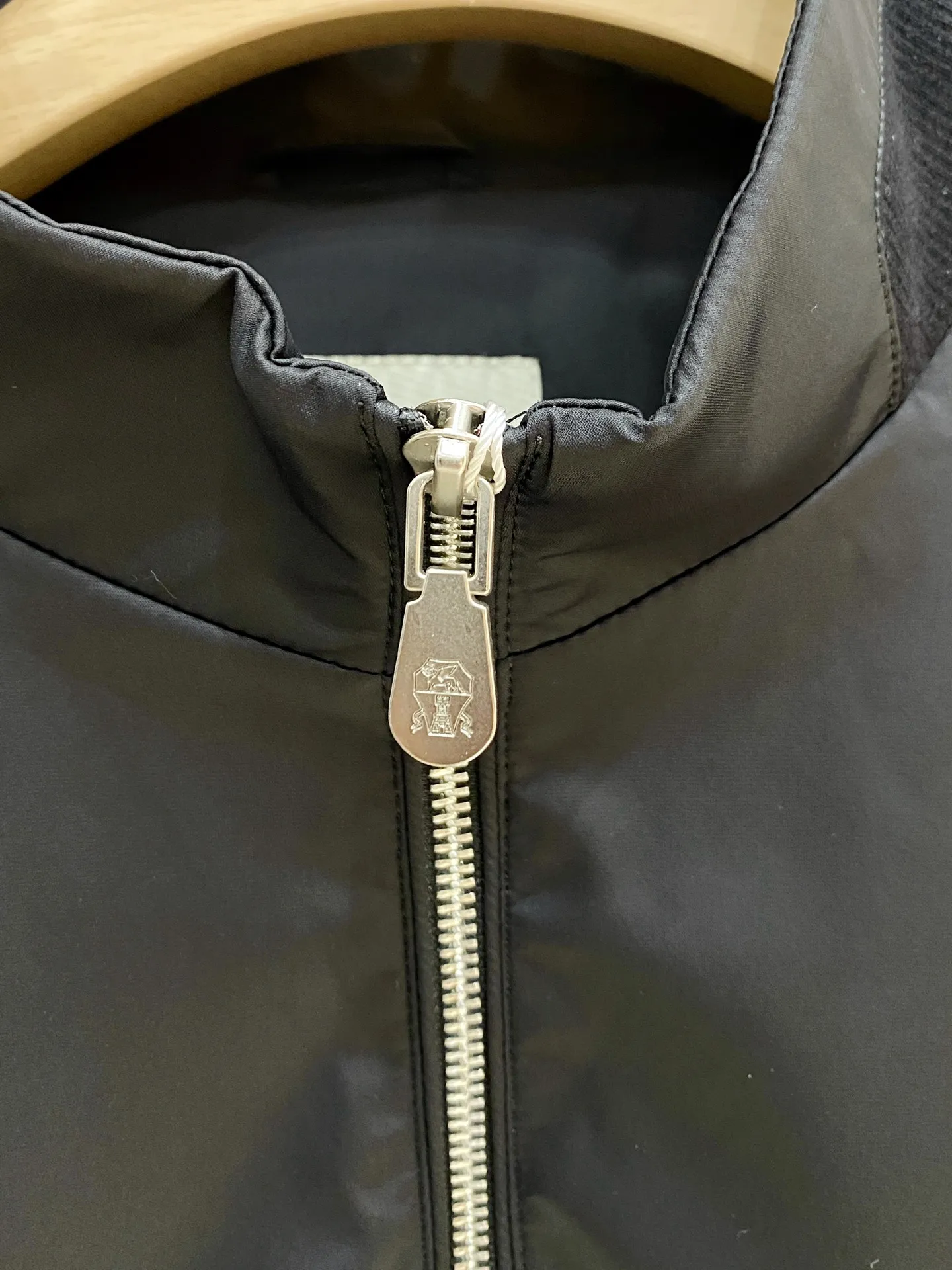 BC Spliced ​​Knit Sleeve Baseball Jacket Style: Classic baseball stand collar short version, H-shaped fitting cut, not tight or bloated. The body of the garment is neat, with knitted ribbed collar, cuffs and hem, and a certain amount of elasticity, allowing for freedom of movement. It is suitable for both business and leisure, and fits most men's body shapes. Fabric: The body is made of smooth and crisp windproof fabric, which is wrinkle-resistant and easy to care for; the sleeves are made of fine vertical grain knitted fabric, which combines softness and hardness, taking into account the stiffness and softness of wearing. The upper body is Lightweight, suitable for spring and autumn. Craftsmanship: The splicing of the body and knitted sleeves is smooth and the transition is natural; the metal zipper is smooth and smooth, and the side pockets are equipped with metal snaps for safe storage. The ribbing is dense and not easy to deform, the whole piece is neatly routed, and there are no unnecessary fancy decorations, making it simple and high-end. Color: Navy Blue, Black, Cream White, Army Green, four colors, low saturation and calm color, suitable for suit trousers, casual pants, jeans, and Versatile. Sizes:M-4XL